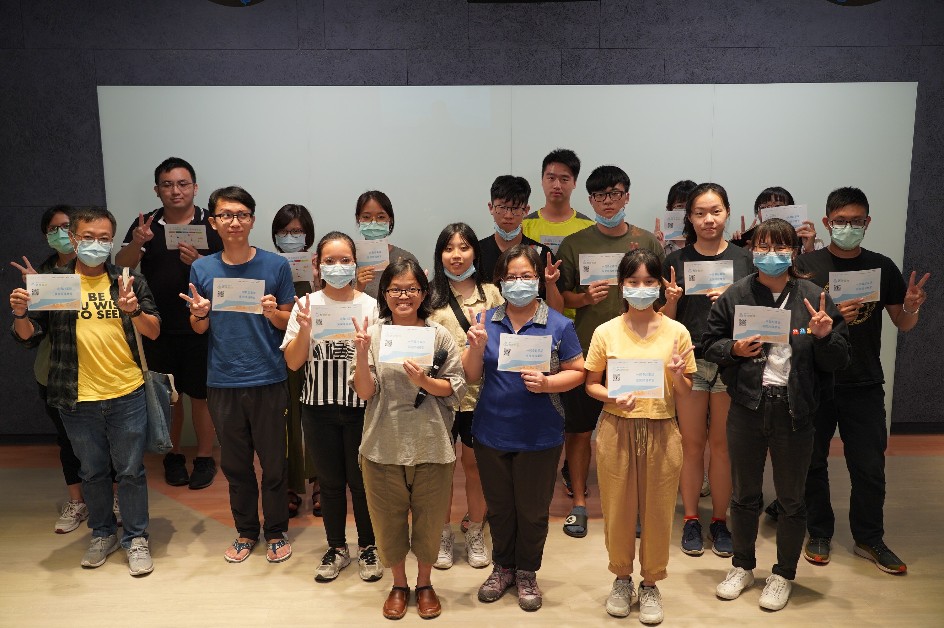 募課平台就可讓參與學生獲得與同學討論、促進思考的機會，可交流不同角度的想法、跳脫既定思想框架，促進合作溝通能力